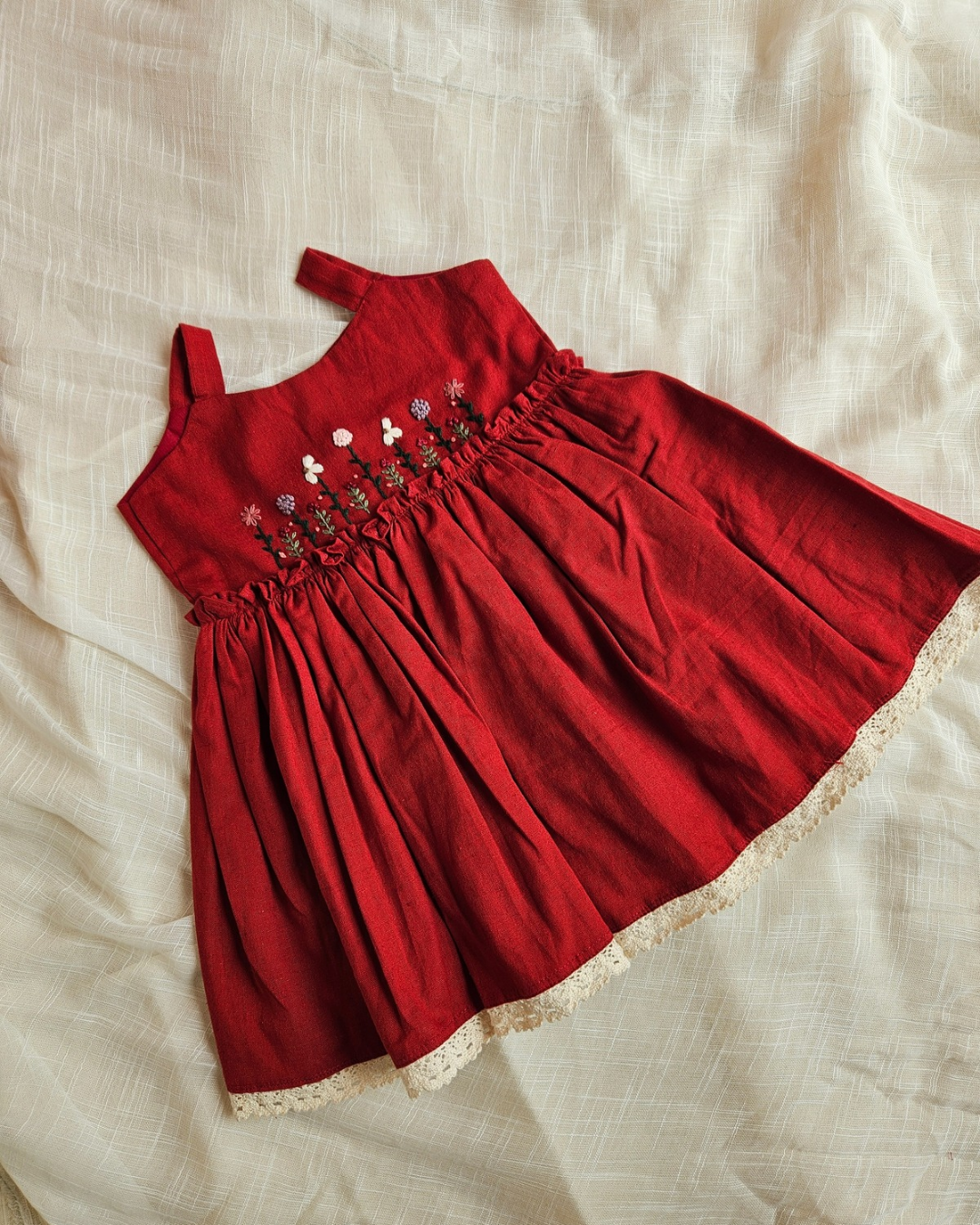“Red hand-embroidered baby girl dress with lace hem – Rui.cares