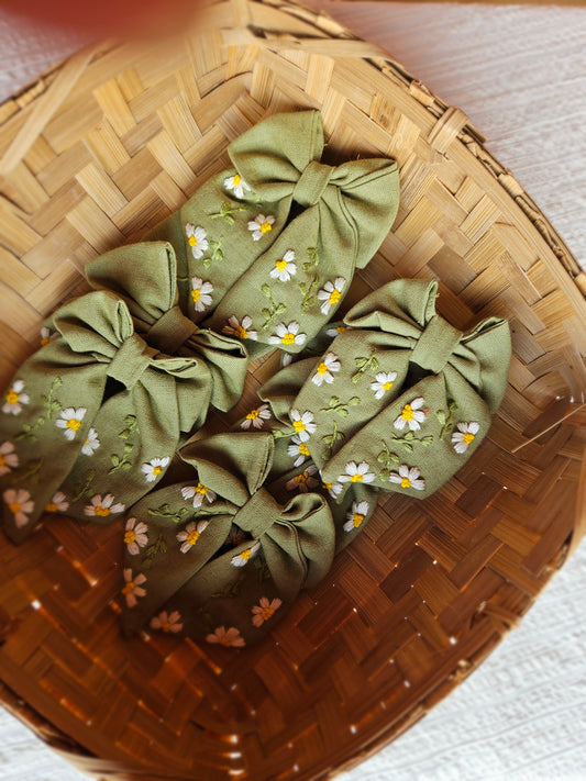 Set of green embroidered daisy sailor bows in basket – kids hair accessories Rui.cares