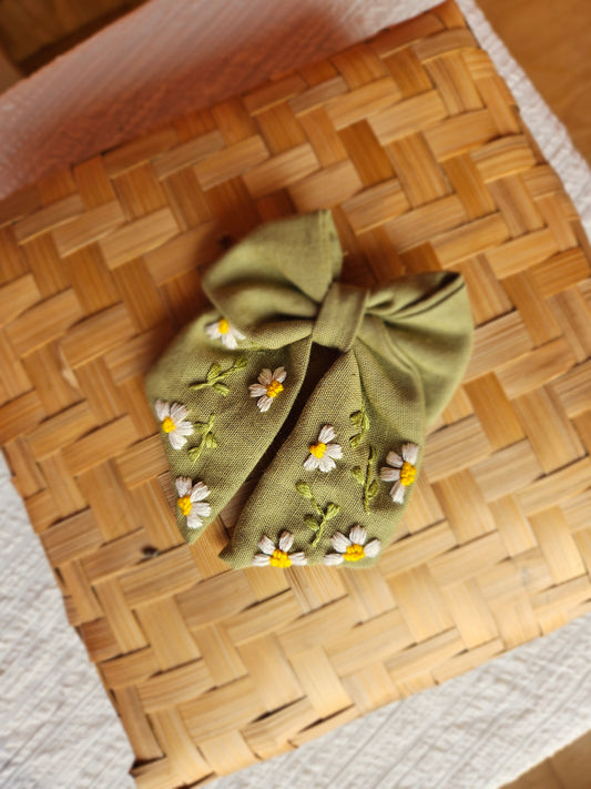 Olive green sailor bow with hand embroidered daisy flowers – Rui.cares”