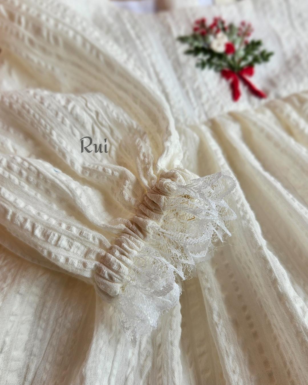 Sleeve cuff lace detailing on ivory festive baby dress – Rui.cares
